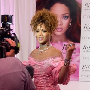 Rihanna marque le lancement de son nouveau parfum, RiRi, au centre commercial Macy's à Brooklyn. New York, le 31 août 2015.