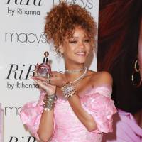 Rihanna : Sublime en rose pour lancer son nouveau parfum