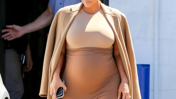 Kim Kardashian, enceinte : Stylée et radieuse au travail après sa folle soirée