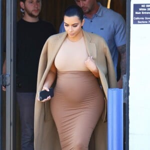 Kim Kardashian, enceinte, quitte un studio de tournage à Van Nuys. Los Angeles, le 31 août 2015.