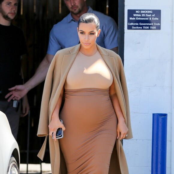Kim Kardashian, enceinte, quitte un studio de tournage à Van Nuys. Los Angeles, le 31 août 2015.