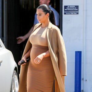 Kim Kardashian, enceinte, quitte un studio de tournage à Van Nuys. Los Angeles, le 31 août 2015.