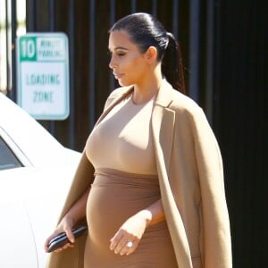 Kim Kardashian, enceinte, quitte un studio de tournage à Van Nuys. Los Angeles, le 31 août 2015.