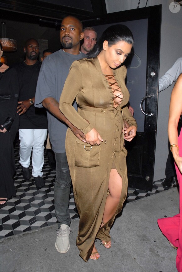 Kanye West et Kim Kardashian quittent le restaurant Craig's à Los Angeles, le 30 août 2015.