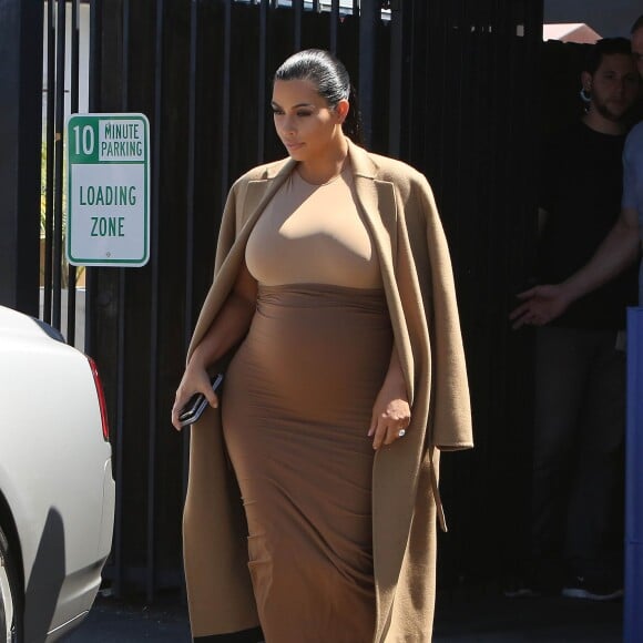 Kim Kardashian, enceinte, quitte un studio de tournage à Van Nuys. Los Angeles, le 31 août 2015.