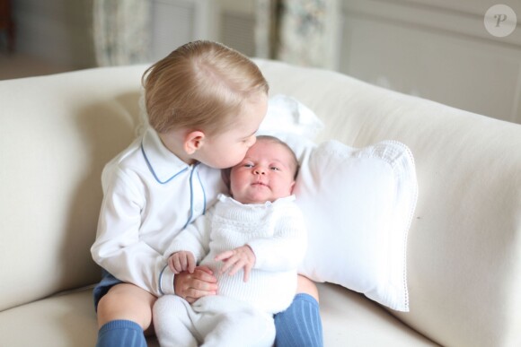 Le prince George de Cambridge avec sa petite soeur Charlotte, photographiés à Anmer Hall en mai 2015 par leur maman la duchesse Catherine de Cambridge.