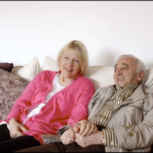 EXCLUSIF - Charles Aznavour et son épouse Ulla dans leur maison es Yvelines, le 7 mai 2009.