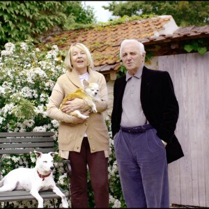 EXCLUSIF - Charles Aznavour et son épouse Ulla dans leur maison es Yvelines, le 7 mai 2009.