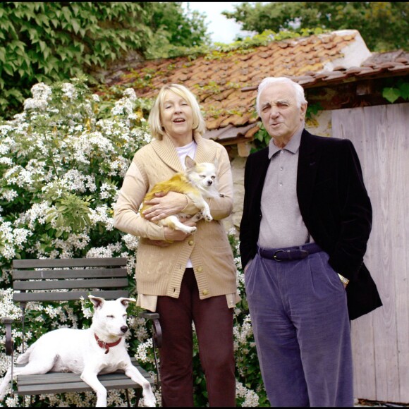 EXCLUSIF - Charles Aznavour et son épouse Ulla dans leur maison es Yvelines, le 7 mai 2009.