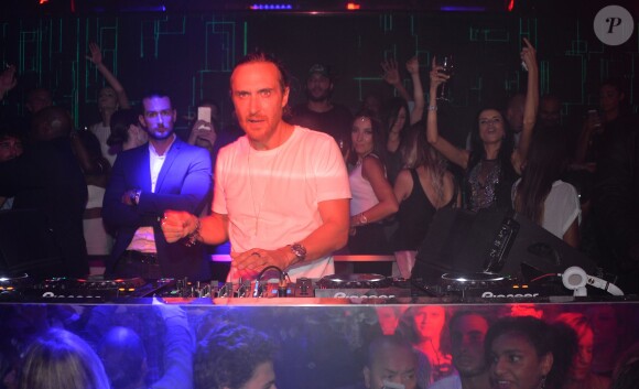 David Guetta mixe pour la réouverture du "Queen" à Paris le 2 septembre 2015.
