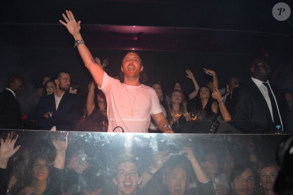 David Guetta mixe pour la réouverture du "Queen" à Paris le 2 septembre 2015.