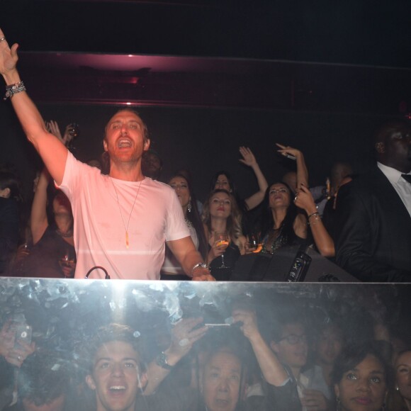 David Guetta mixe pour la réouverture du "Queen" à Paris le 2 septembre 2015.