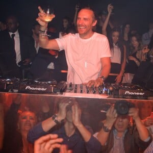 David Guetta mixe pour la réouverture du "Queen" à Paris le 2 septembre 2015.