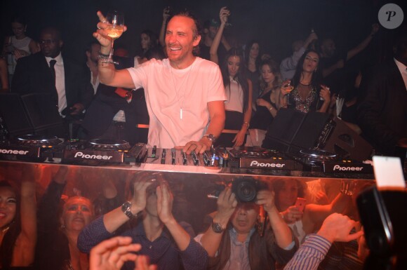David Guetta mixe pour la réouverture du "Queen" à Paris le 2 septembre 2015.