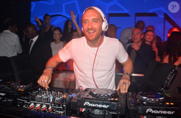 David Guetta mixe pour la réouverture du "Queen" à Paris le 2 septembre 2015.
