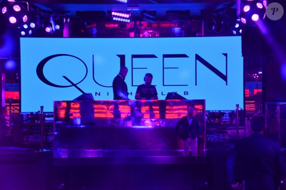 David Guetta mixe pour la réouverture du "Queen" à Paris le 2 septembre 2015.