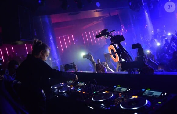 David Guetta mixe pour la réouverture du "Queen" à Paris le 2 septembre 2015.
