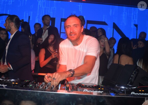 David Guetta mixe pour la réouverture du "Queen" à Paris le 2 septembre 2015.