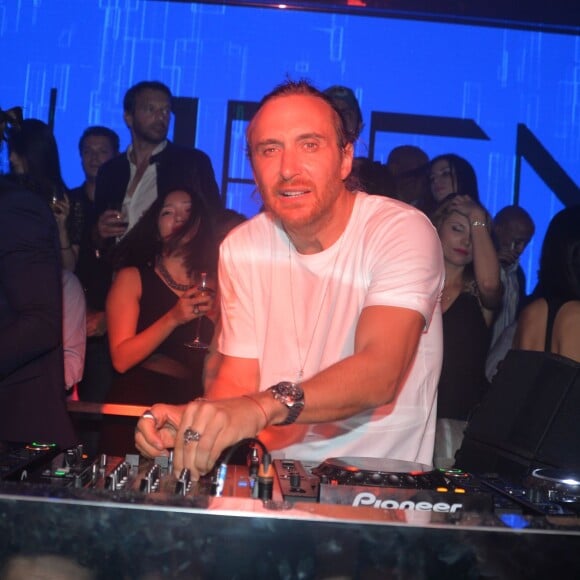 David Guetta mixe pour la réouverture du "Queen" à Paris le 2 septembre 2015.