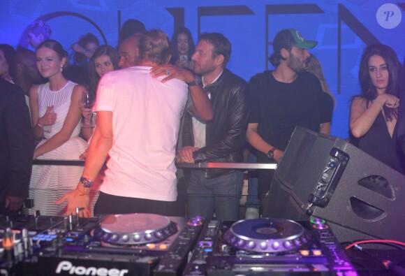 David Guetta mixe pour la réouverture du "Queen" à Paris le 2 septembre 2015.