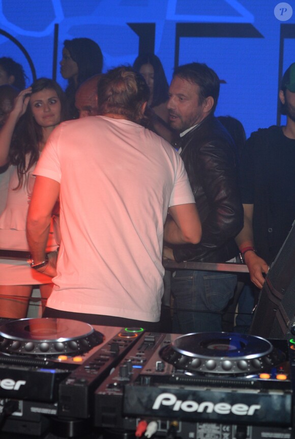 David Guetta mixe pour la réouverture du "Queen" à Paris le 2 septembre 2015.