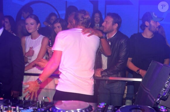 David Guetta mixe pour la réouverture du "Queen" à Paris le 2 septembre 2015.