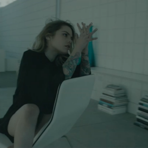 Coeur de Pirate dans le clip Crier tout bas.