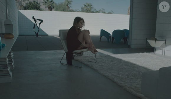 Coeur de Pirate dans le clip Crier tout bas.