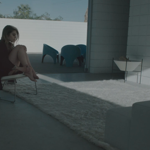 Coeur de Pirate dans le clip Crier tout bas.
