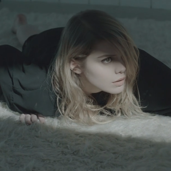 Coeur de Pirate dans le clip Crier tout bas.