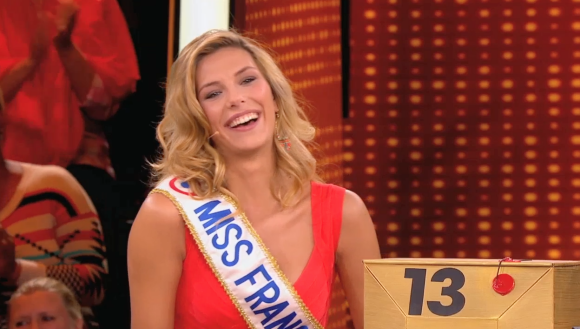 Camille Cerf vexe la sublime Sylvie Tellier - Extrait de l'émission spéciale Miss France de A prendre ou à laisser, diffusée sur D8, le 4 septembre 2015.