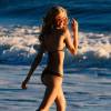 Kat Torres en plein shooting pour 138 Water sur une plage de Malibu, le 2 septembre 2015.