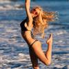 Kat Torres, sexy en bikini lors d'un shooting pour 138 Water sur une plage de Malibu, le 2 septembre 2015.