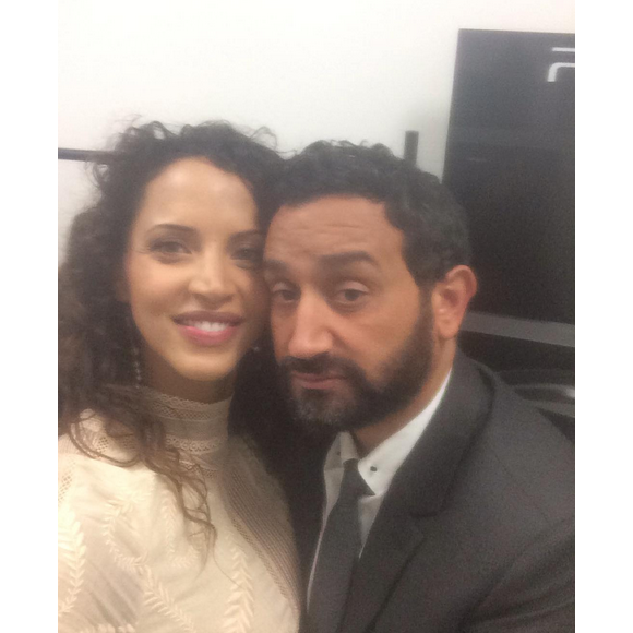 Noémie Lenoir, sublime quelques jours seulement après son accouchement dans Touche pas à mon poste sur D8. Elle pose avec Cyril Hanouna. Le 3 septembre 2015.