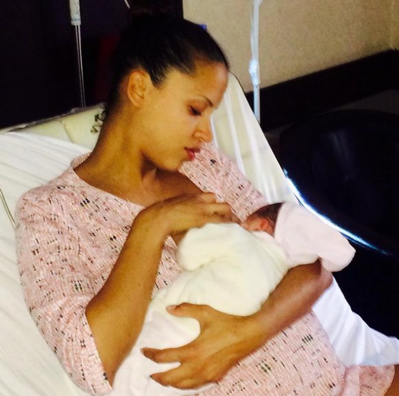 Noémie Lenoir pose avec sa fille Tosca : "Je suis une femme comblée grâce aux deux amours de ma vie. Kelyan et maintenant ma petite Tosca. Elle se porte bien, on vous embrasse tous très fort ! #naissance #birth". Le 26 août 2015.