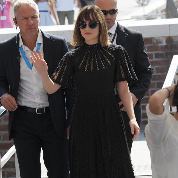 Johnny Depp, Scott Cooper et Dakota Johnson au 72e festival international du film de Venise , la Mostra, le 4 septembre 2015.