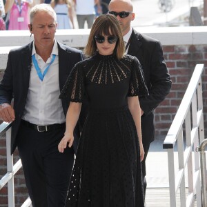 Johnny Depp, Scott Cooper et Dakota Johnson au 72e festival international du film de Venise , la Mostra, le 4 septembre 2015.