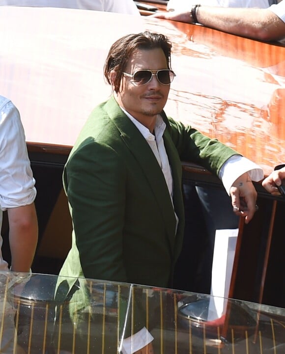Johnny Depp salue ses fans au 72e festival international du film de Venise , la Mostra le 4 septembre 2015.