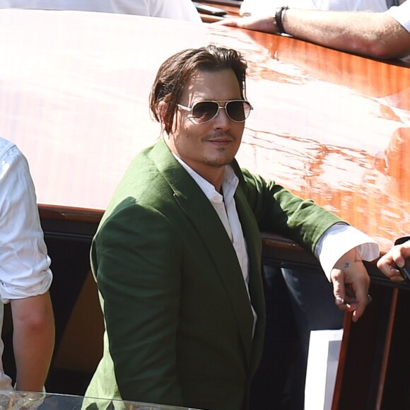 Johnny Depp salue ses fans au 72e festival international du film de Venise , la Mostra le 4 septembre 2015.