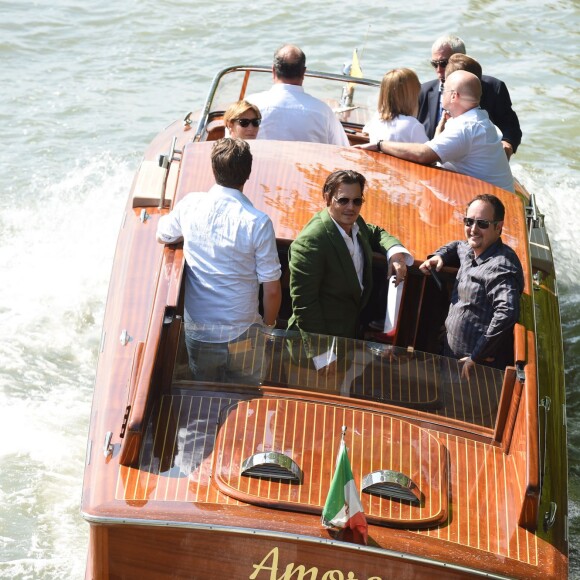 Johnny Depp salue ses fans au 72e festival international du film de Venise , la Mostra le 4 septembre 2015.