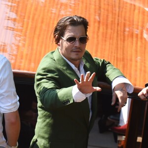 Johnny Depp salue ses fans au 72e festival international du film de Venise , la Mostra le 4 septembre 2015.