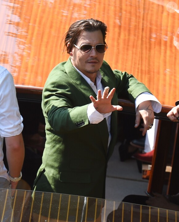 Johnny Depp salue ses fans au 72e festival international du film de Venise , la Mostra le 4 septembre 2015.