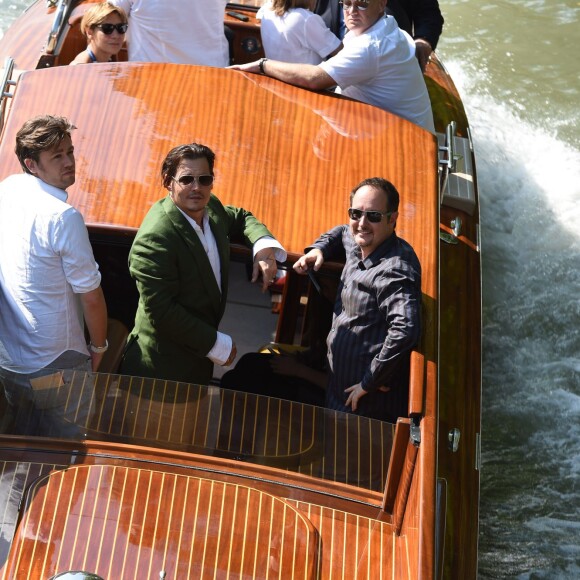 Johnny Depp salue ses fans au 72e festival international du film de Venise , la Mostra le 4 septembre 2015.