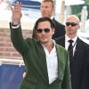Johnny Depp salue ses fans au 72e festival international du film de Venise , la Mostra le 4 septembre 2015.