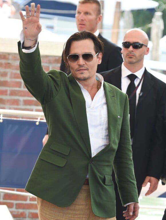 Johnny Depp salue ses fans au 72e festival international du film de Venise , la Mostra le 4 septembre 2015.