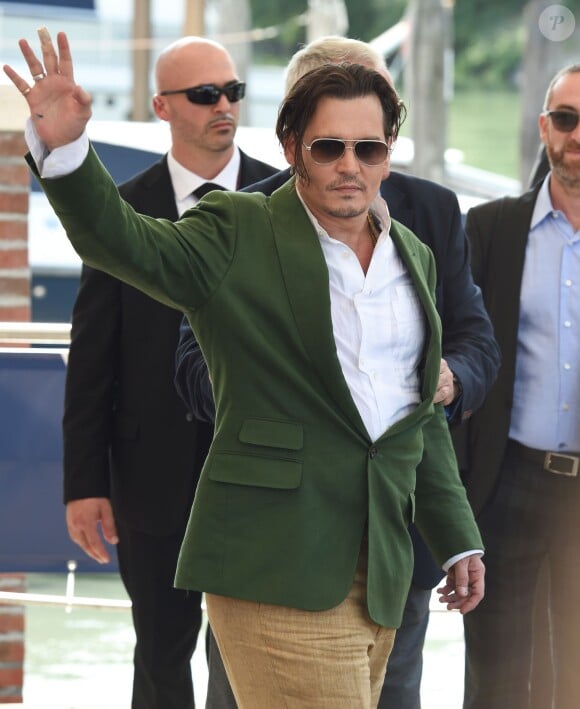Johnny Depp salue ses fans au 72e festival international du film de Venise , la Mostra le 4 septembre 2015.