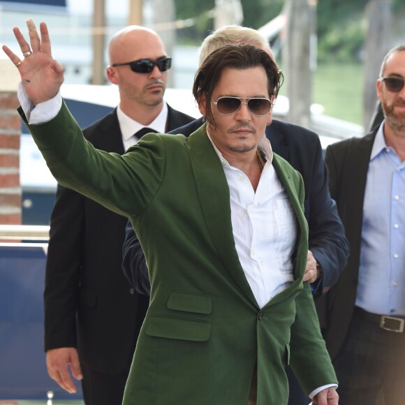 Johnny Depp salue ses fans au 72e festival international du film de Venise , la Mostra le 4 septembre 2015.