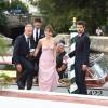 L'actrice Dakota Johnson peine à sortir de son bateau-taxi en robe longue à la Mostra de Venise , le 72e festival international du film le 4 septembre 2015.