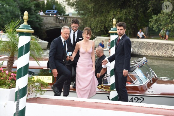 L'actrice Dakota Johnson peine à sortir de son bateau-taxi en robe longue à la Mostra de Venise , le 72e festival international du film le 4 septembre 2015.