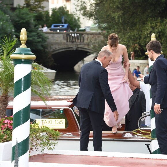 L'actrice Dakota Johnson peine à sortir de son bateau-taxi en robe longue à la Mostra de Venise , le 72e festival international du film le 4 septembre 2015.